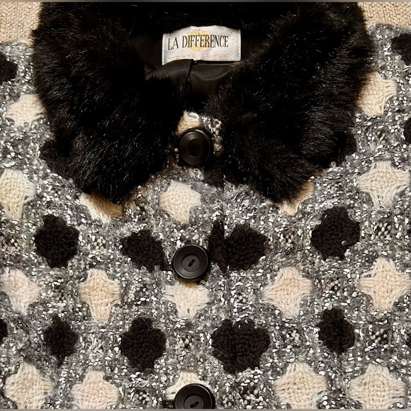 LA DIFFERENCE Cropped Jacket
Monte Carlo
Made in Italy
Size 4/6 - Picture 13 of 14